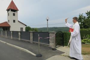 Blagoslovitev pločnika in ograje ob pokopališču v Radovcih